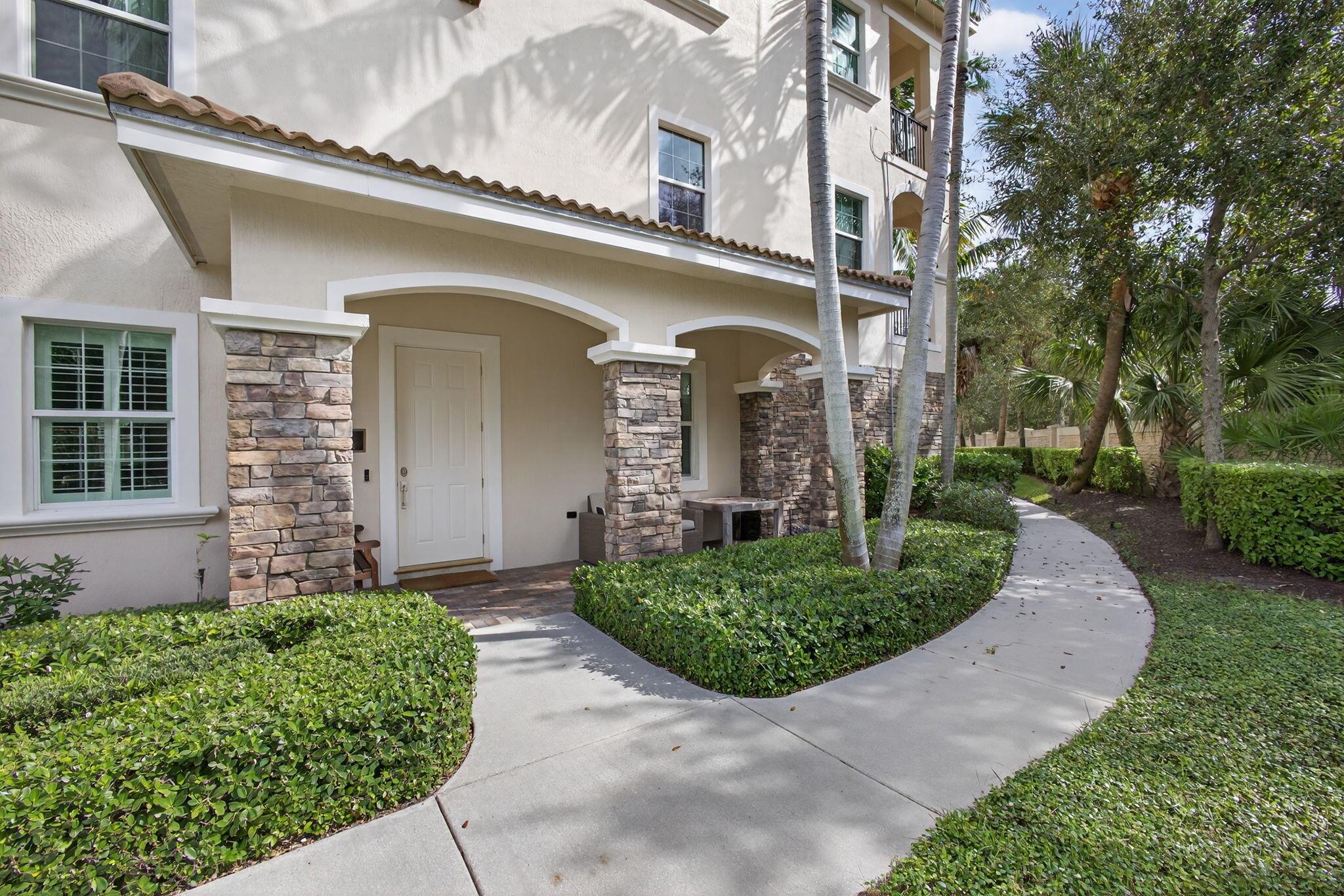 CARRIAGE HOMES AT FRENCHM - Residential