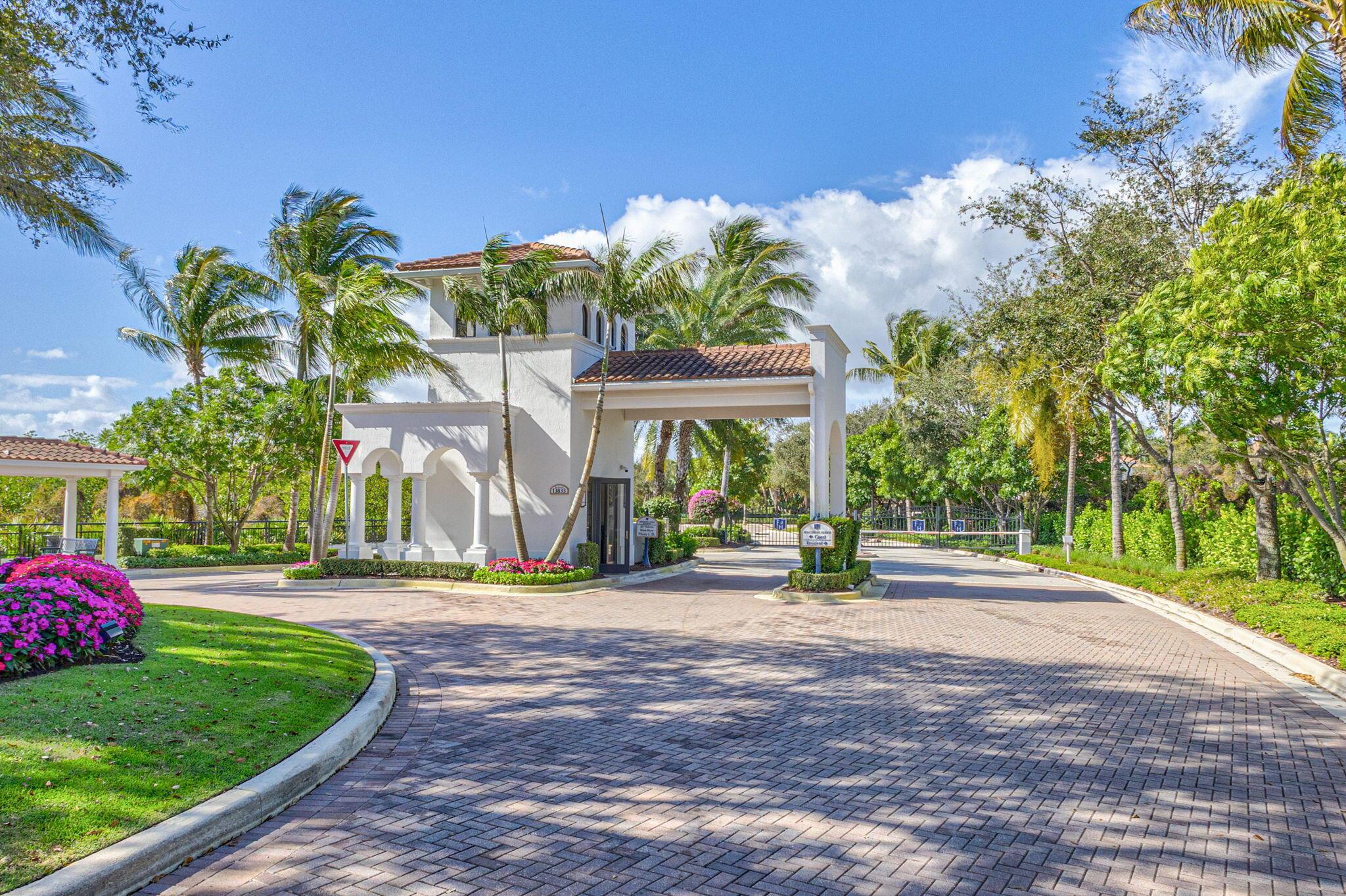 CARRIAGE HOMES AT FRENCHM - Residential