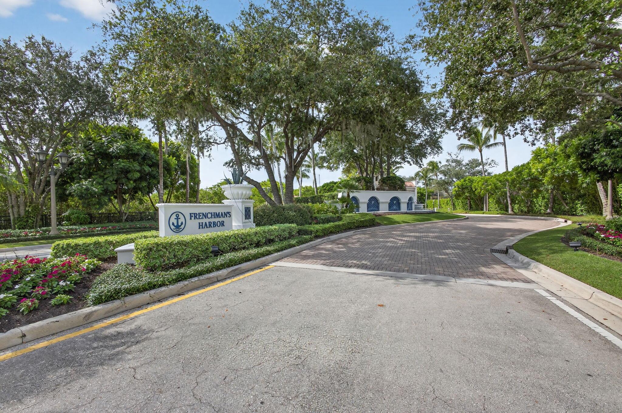 CARRIAGE HOMES AT FRENCHM - Residential