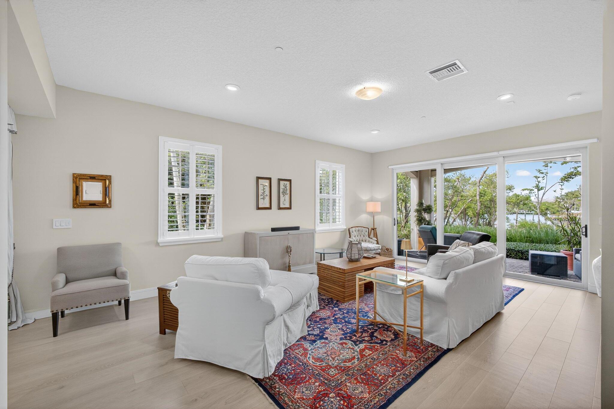 CARRIAGE HOMES AT FRENCHM - Residential