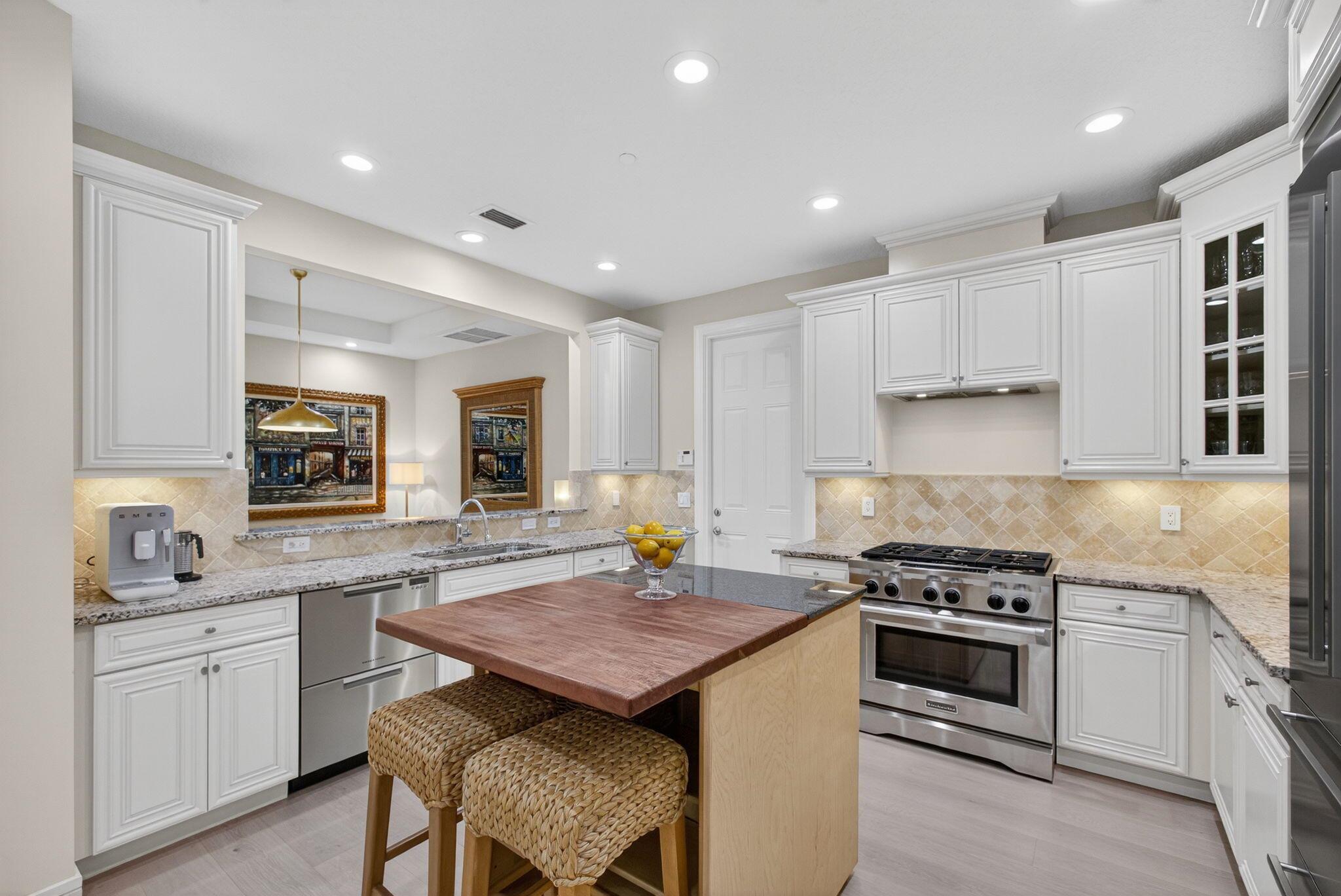 CARRIAGE HOMES AT FRENCHM - Residential