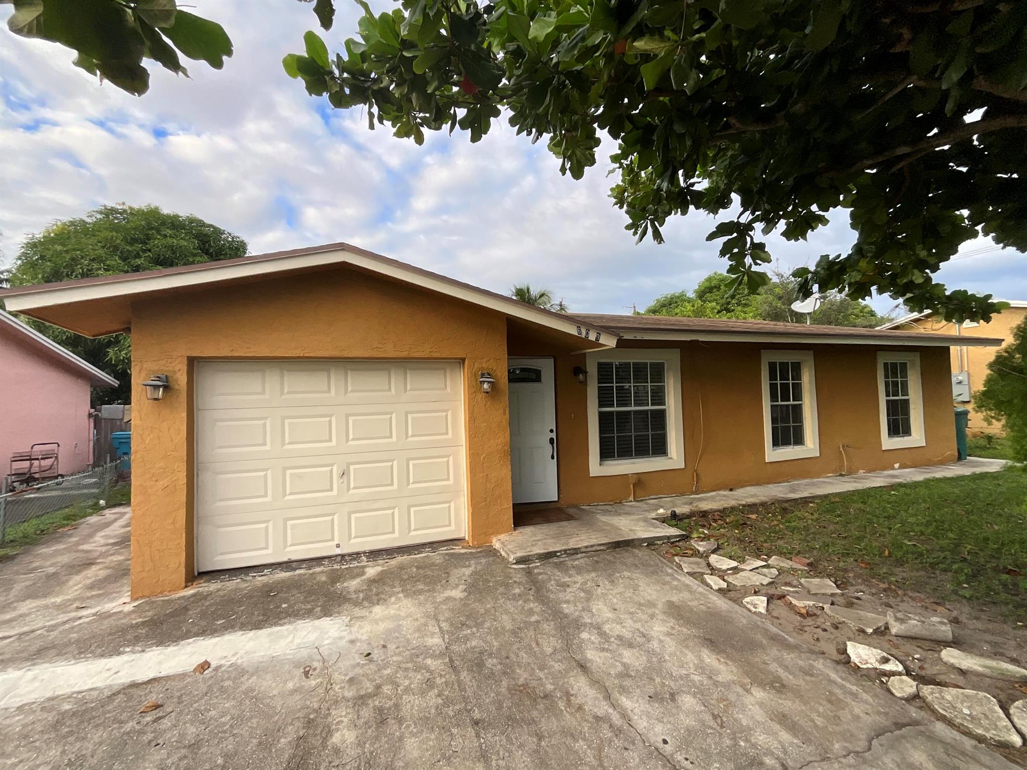 LAKE BOYNTON ESTATE - Residential Lease