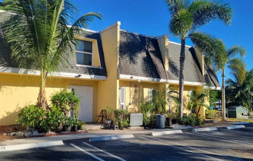 Newly Renovated Kitchen and BathroomOpen Floor PlanIn-unit washer and dryerPool and Clubhouse!Outdoor spacesBeautifully landscaped ground