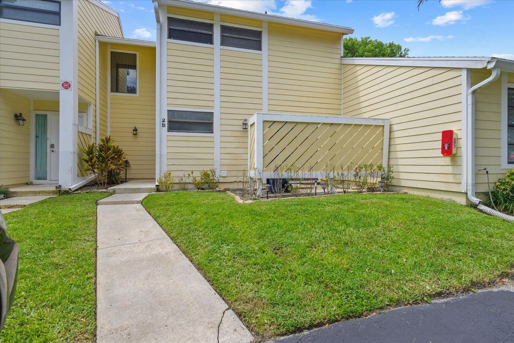 Photo of 402 Lakewood Court #2b, Jupiter, FL 33458 (MLS # R11012991)