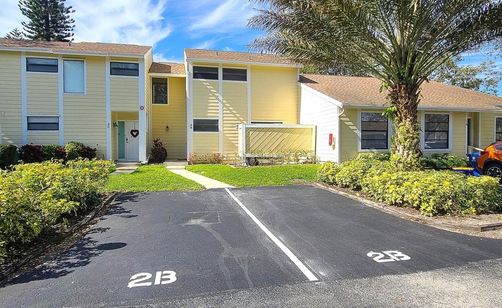 Photo of 402 Lakewood Court #2b, Jupiter, FL 33458 (MLS # R11012991)