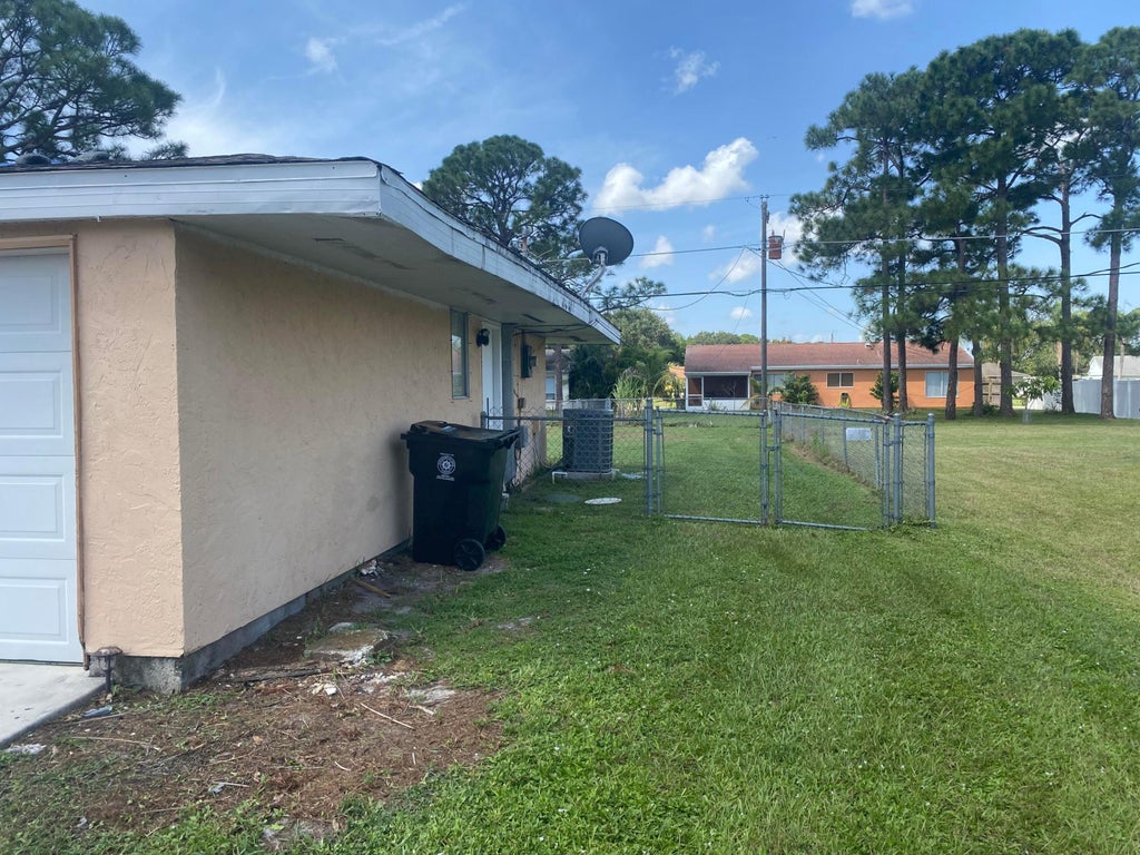 Photo of 2222 SE Holland Street, Port Saint Lucie, FL 34952 (MLS # B26068304)