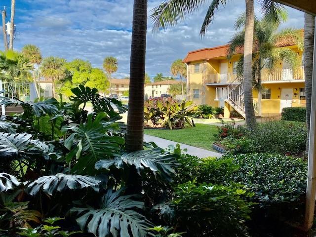 EAST LANTANA BREEZY 2/BEDROOM 1/BATHROOM - LOCATED ON 1ST FLOOR. TILED THROUGHOUT, FRESHLY PAINTED, CLEANED AND READY TO MOVE IN. RELAX ON YOUR SCREENED-IN PATIO. RESTFULL MASTER WITH NICE SIZE CLOSETS. FRESHLY PAINTED. READY TO MOVE IN. GREAT LOCATION, CLOSE TO PUBLIX, SHOPPINGS, DOWNTOWN LAKE WORTH AND OCEAN AVE. ENTERTAINMENT. SORRY 1 SMALL PET PER OWNER. NO WASHER/ DRYER IN CONDO. COMMUNITY HAS A LAUNDRY ROOM AREA ON 1ST FLOOR ON SITE. H20 INCLUDED IN RENT. IDEAL LANDLORDS.