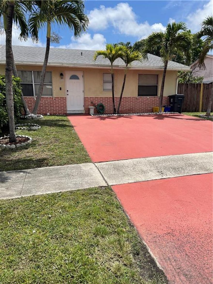 centrally located 2bedroom 2 baths charming villa in the heart off west palm beach, roof only 2 years old close to everything, gas stove and water heater really low HOA pay quarterly owner-occupied showing appointment only