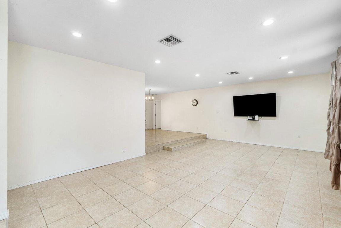 PALM BEACH FARMS CO 3 - Residential Lease