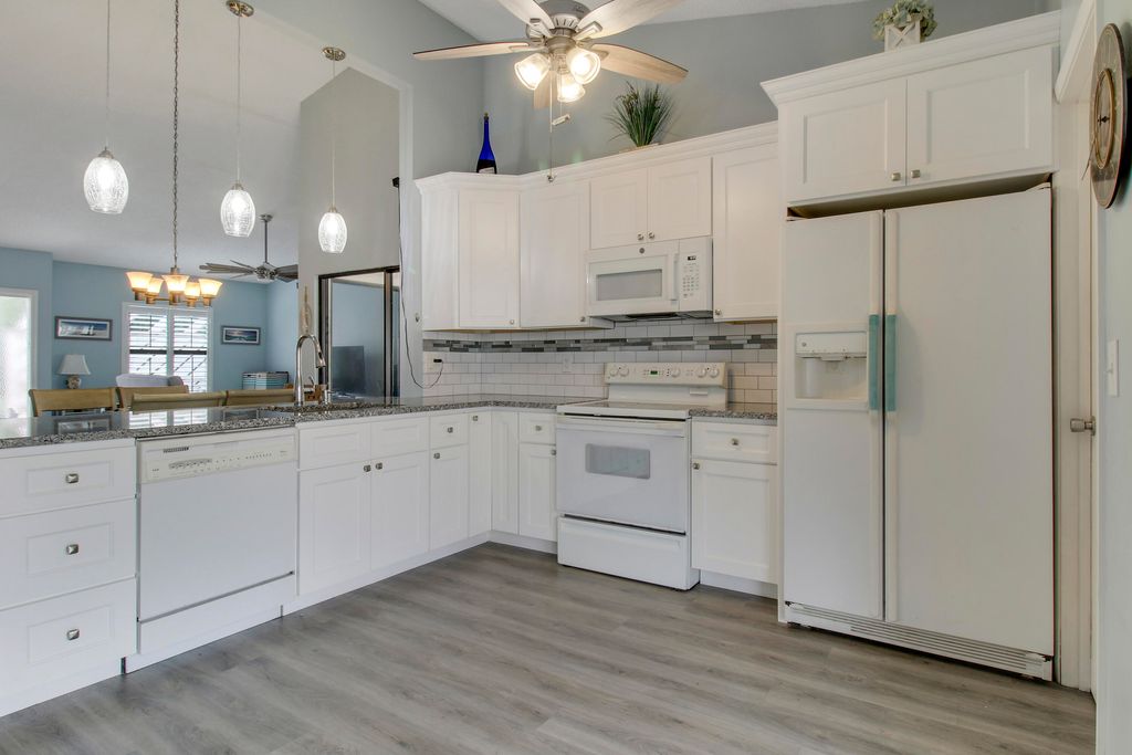 Photo of 128 Sherwood Circle #13d, Jupiter, FL 33458 (MLS # R10966655)