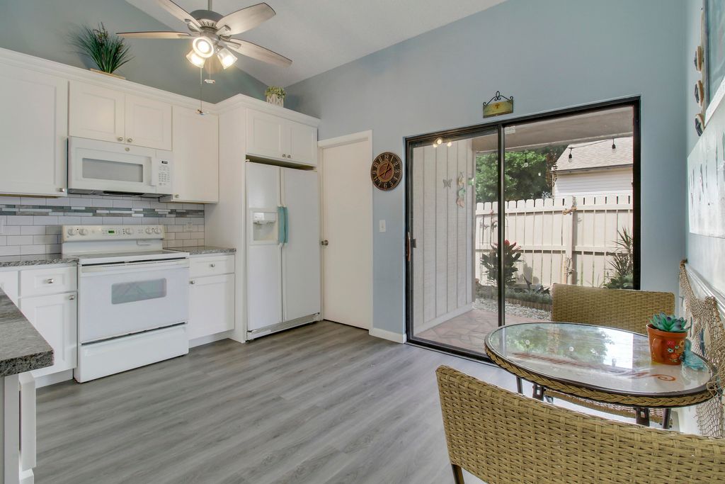 Photo of 128 Sherwood Circle #13d, Jupiter, FL 33458 (MLS # R10966655)