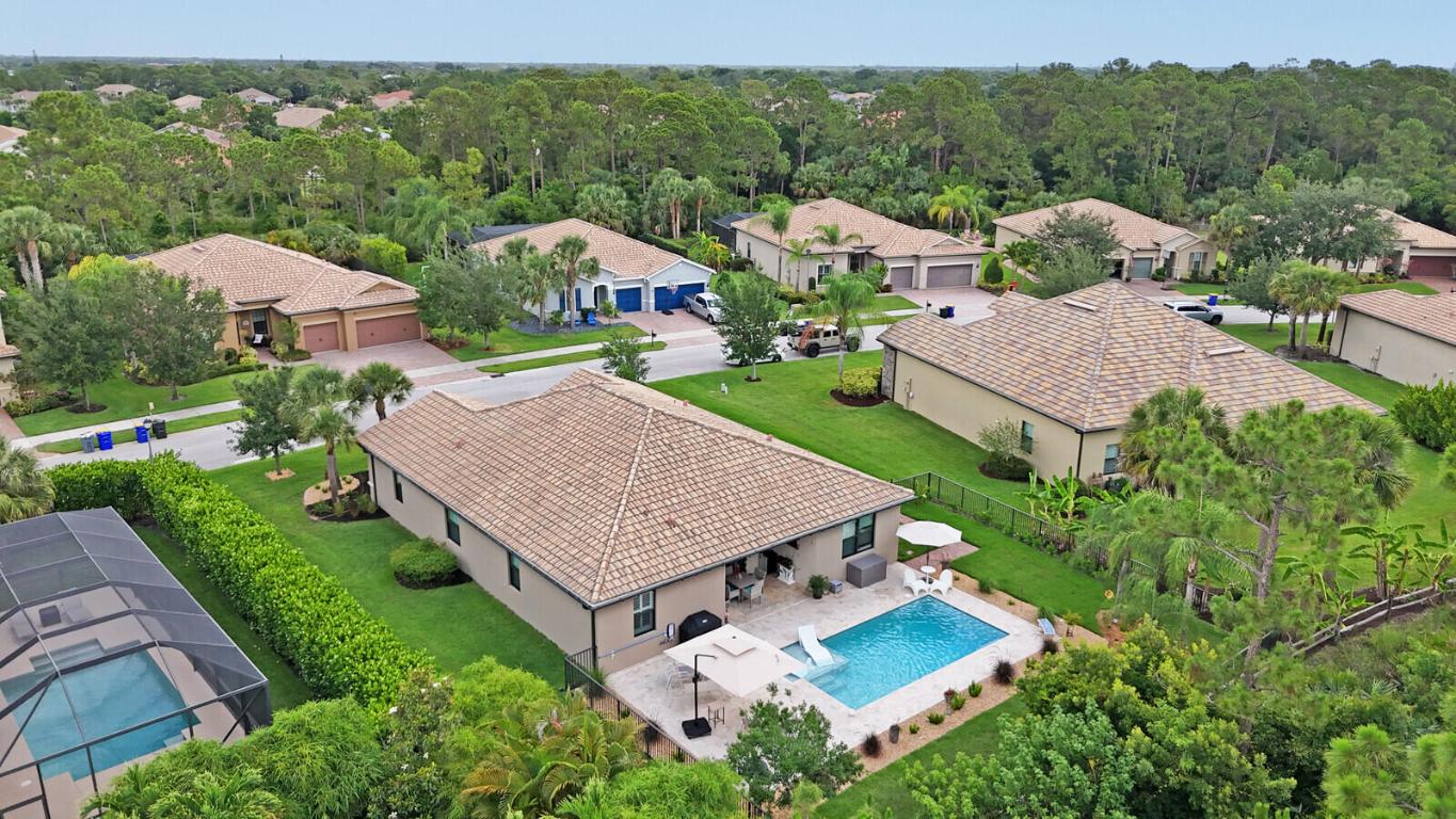 4884 SW Gossamer Circle