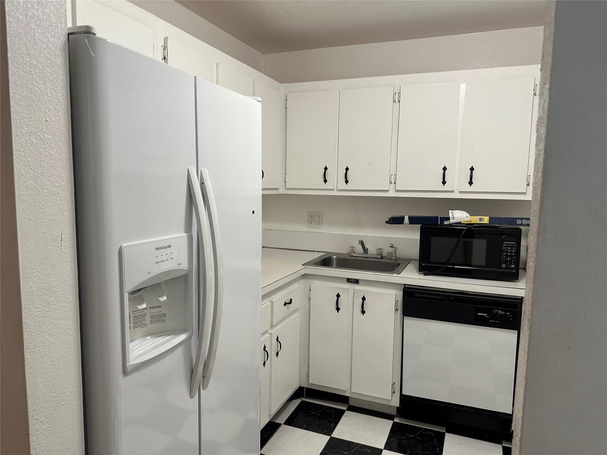 LAUDERDALE OAKS CONDO XIX - Residential