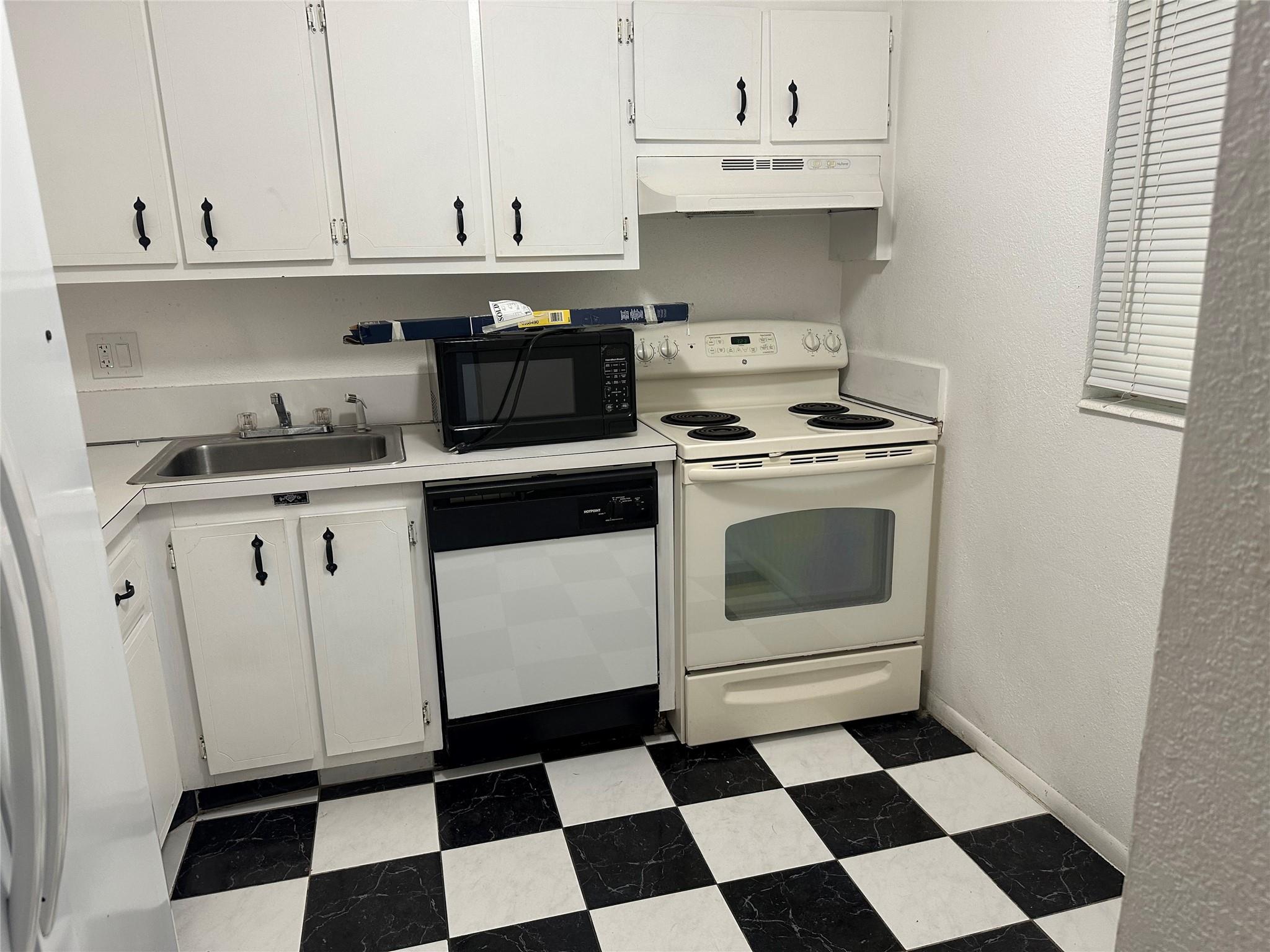LAUDERDALE OAKS CONDO XIX - Residential