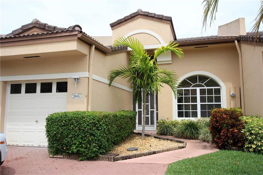 BRAND NEW ROOF!  RARELY AVAILABLE VILLA WITH BEAUTIFULLY REDONE KITCHEN THAT FEATURES REAL WOOD CABINETS, S/S APPLIANCES, GRANITE COUNTERS & TILED BACKSPLASH.  NEUTRAL TILES THROUGHOUT, VAULTED CEILINGS, SEPARATE LAUNDRY ROOM WITH UTILITY SINK, JACUZZI IN MASTER BATHROOM.  ONE CAR GARAGE & EXTENDED SCREENED PATIO WITH PRIVATE GARDEN VIEW.  FABULOUS KINGS POINT CLUBHOUSE HAS MANY AMENITIES, COURTESY BUS SERVICE & PALACE THEATRE.  CLUBHOUSE DEED PAID IN FULL.  ASSOC. REPRESENTS 55+ COMMUNITY.  PET FRIENDLY!