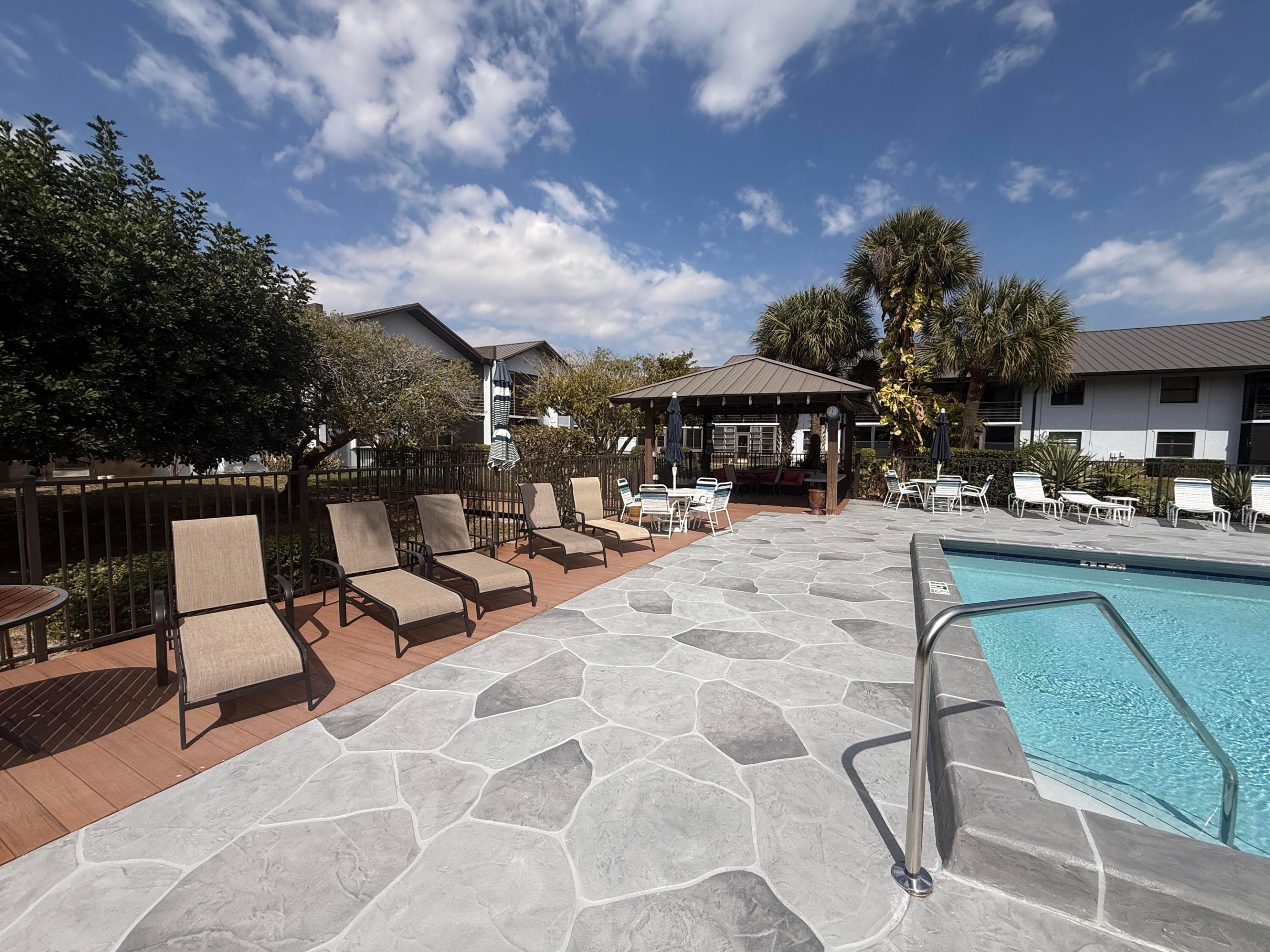 PARK SQUARE CONDO (AKA COUNTRY MEADOWS CONDO) - Residential