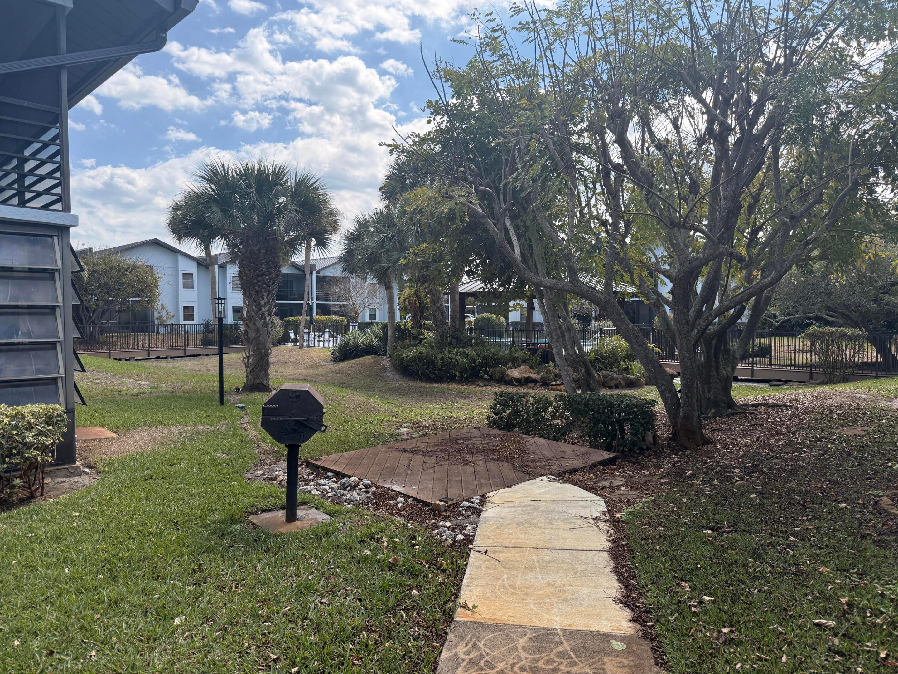 PARK SQUARE CONDO (AKA COUNTRY MEADOWS CONDO) - Residential