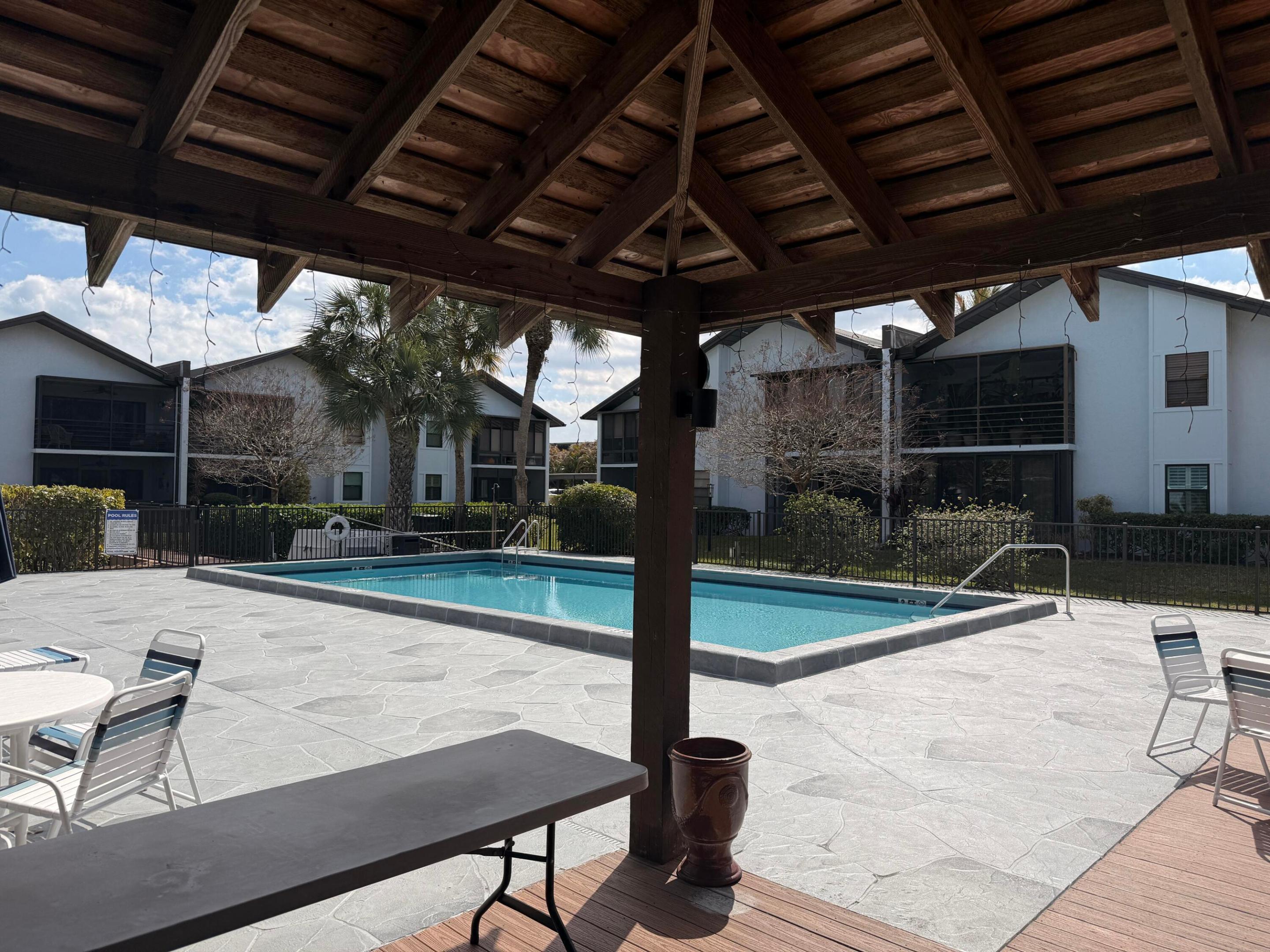 PARK SQUARE CONDO (AKA COUNTRY MEADOWS CONDO) - Residential