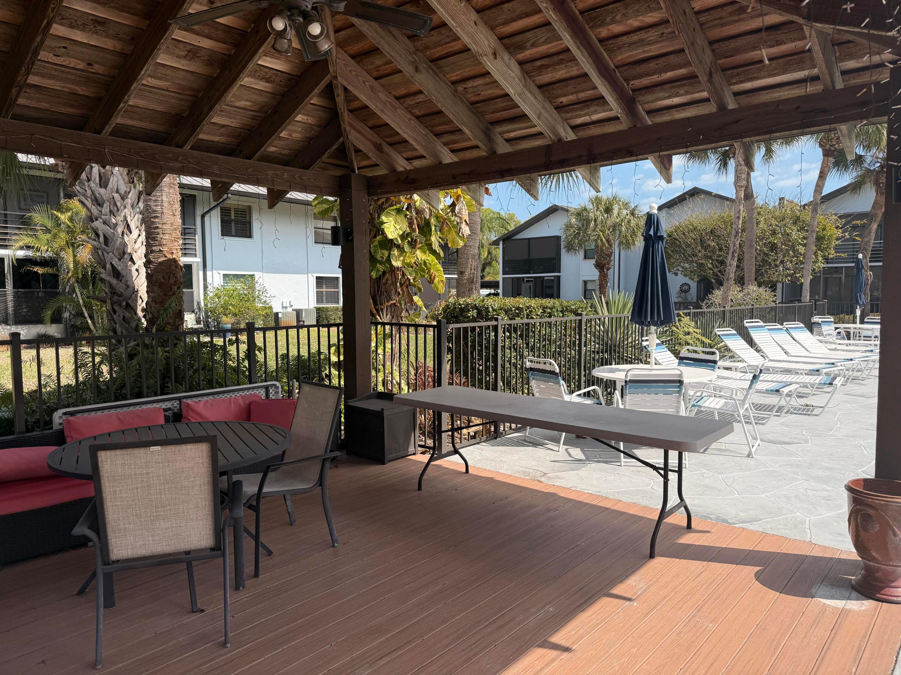 PARK SQUARE CONDO (AKA COUNTRY MEADOWS CONDO) - Residential