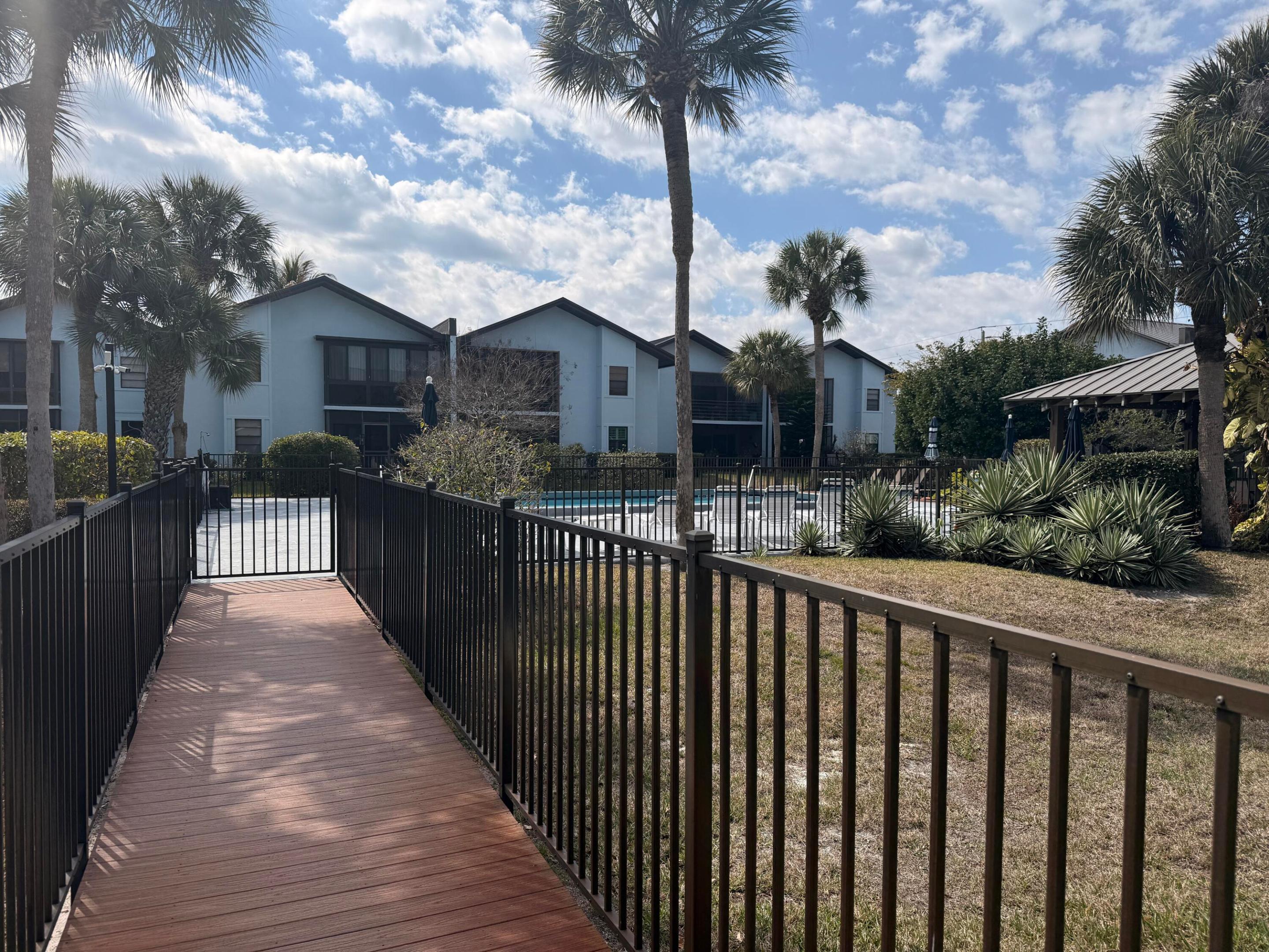 PARK SQUARE CONDO (AKA COUNTRY MEADOWS CONDO) - Residential