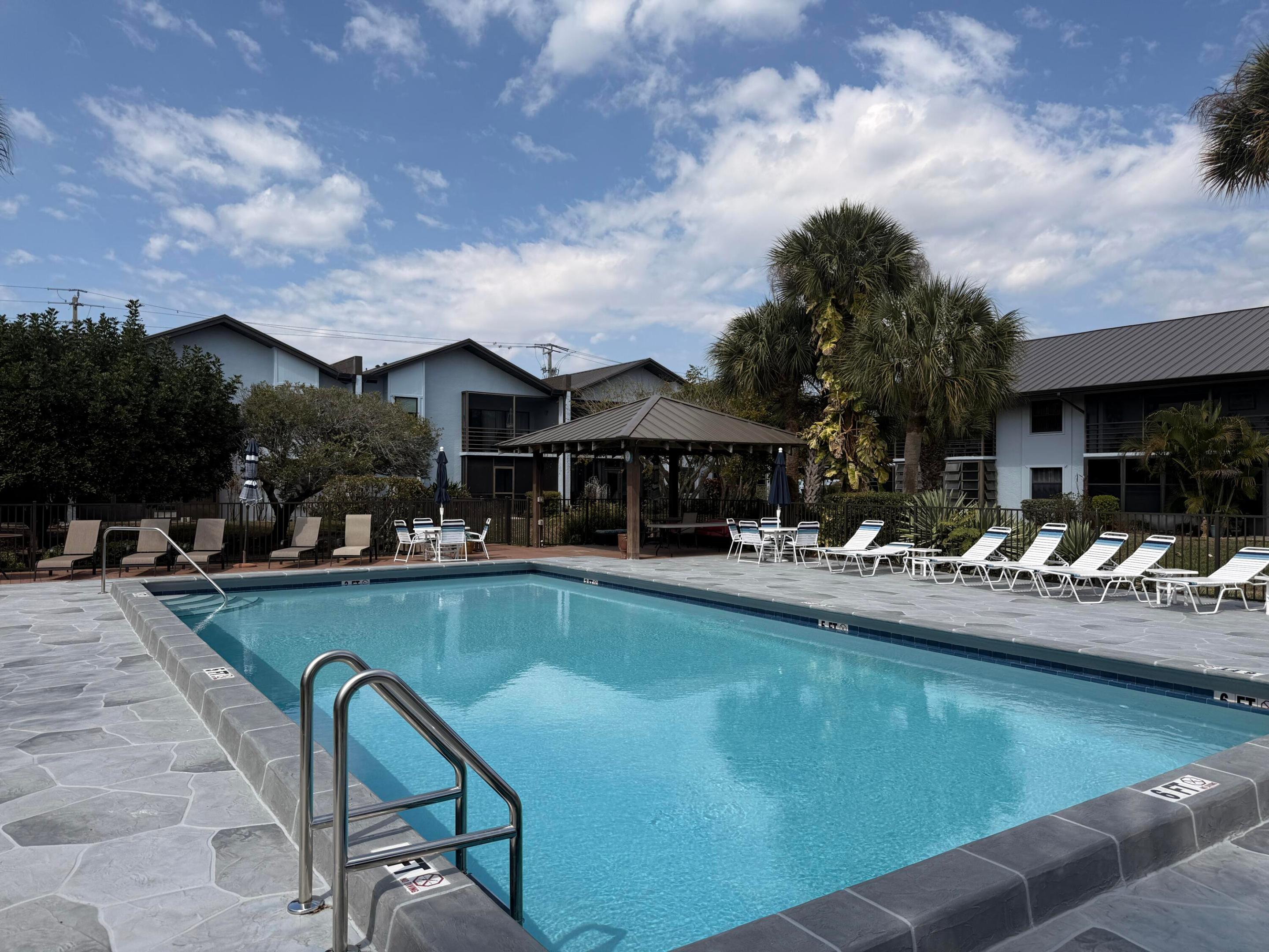 PARK SQUARE CONDO (AKA COUNTRY MEADOWS CONDO) - Residential