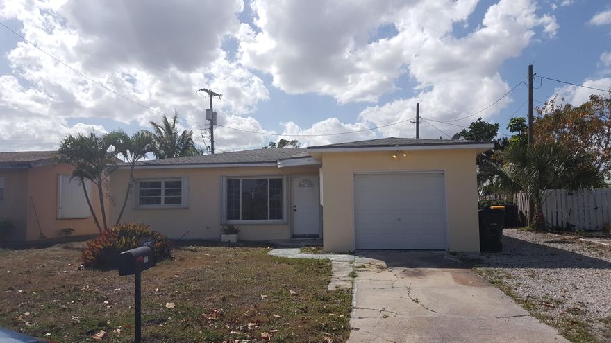CUTE AND ADORABLE IN PRIME NORTHEND LAKE WORTH LOCATION JUST 1 BLOCK FROM COLLEGE PARK! 

HOUSE NEEDS A RE-DO BUT PRICED TO MOVE AND OWNER WANTS IT GONE NOW! 2br/1ba/1c garage with central air, new windows , complete hurricane accordian shutters all windows, low maint concrete patio backyard and terrazzo floors!  SAVE A BUNDLE BY DOING THE RENOVATIONS AS YOU LIVE THERE! all