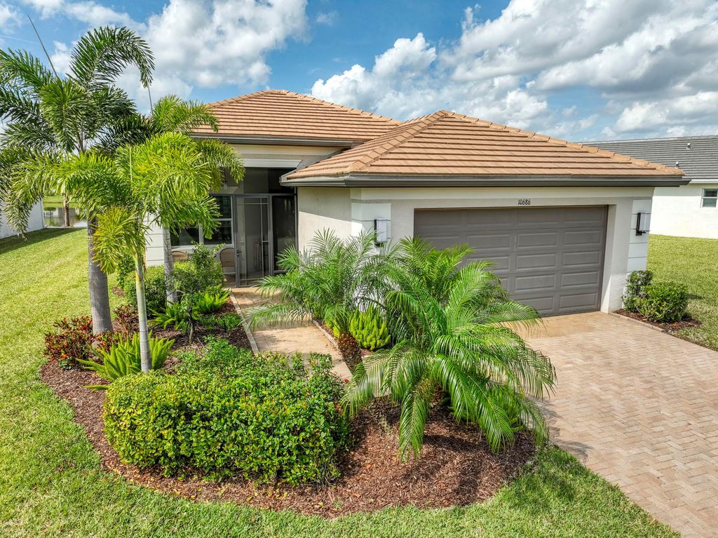 Photo of 10686 SW Sunray Street, Port Saint Lucie, FL 34987 (MLS # R10935267)