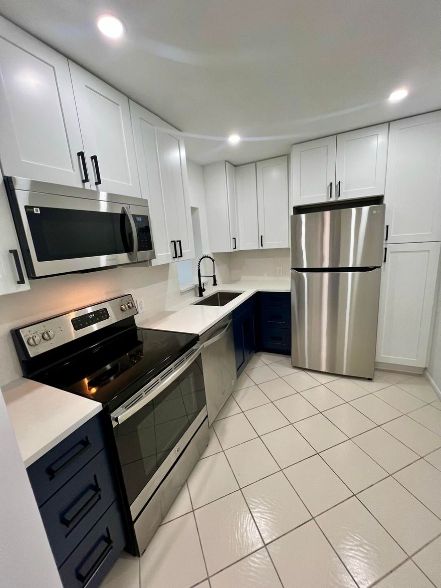 Must See !!!!
Amazing 1/1 Condo in the gated Fountains Community. 

Beautiful Designer Kitchen with stainless steel appliances and Quartz Countertops.

Large Bathroom Vanity Quartz counter tops, brad new cabinets. Walk In closet.

Cable, Internet and Water Included. All Ages. No Pets. 

Gorgeous  Lake and Golf Views.

Call today for your showing!