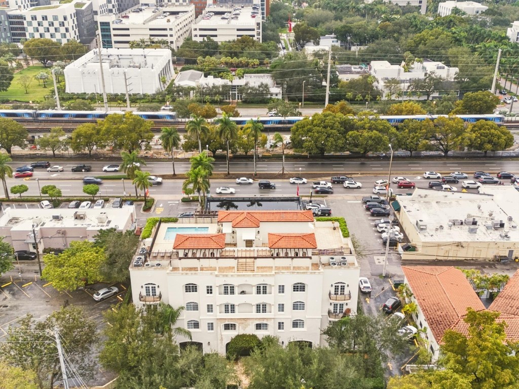 1121 Madruga Avenue 201, Coral Gables, FL, 33146/$1,199,000 3 1121 Madruga Avenue 201