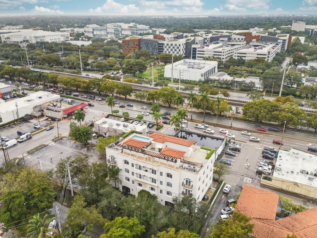 1121 Madruga Avenue 201, Coral Gables, FL, 33146/$1,199,000 4 1121 Madruga Avenue 201