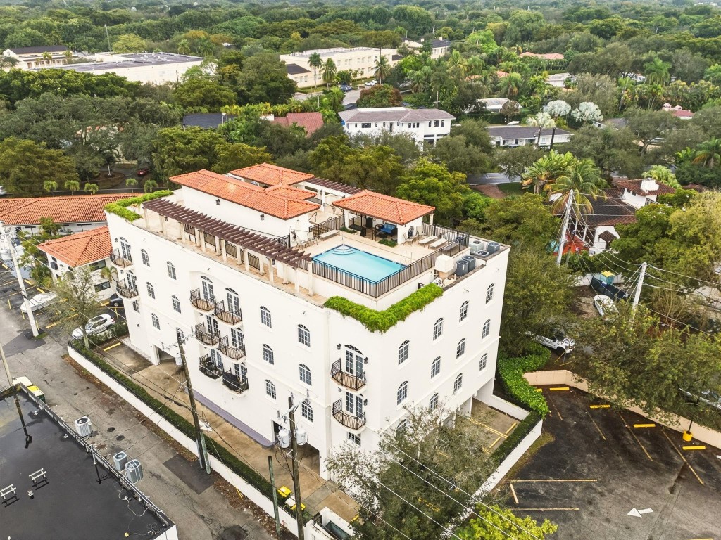 1121 Madruga Avenue 201, Coral Gables, FL, 33146/$1,199,000 2 1121 Madruga Avenue 201