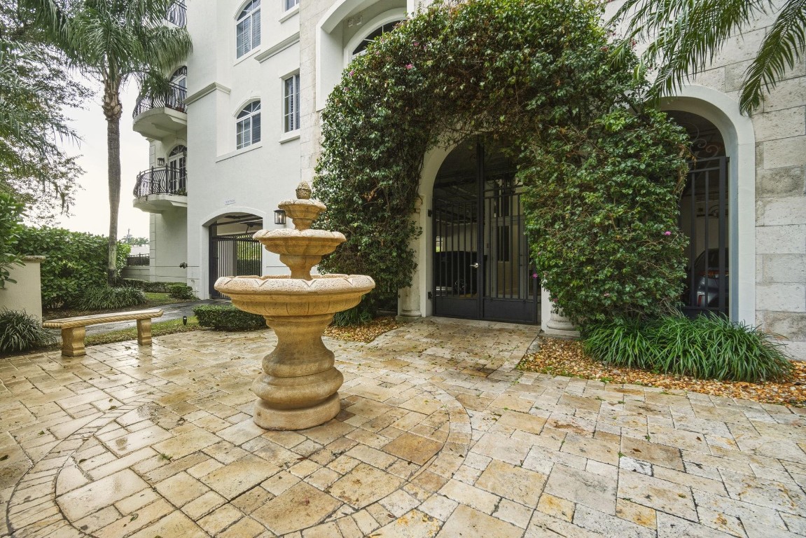 1121 Madruga Avenue 201, Coral Gables, FL, 33146/$1,199,000 1 1121 Madruga Avenue 201
