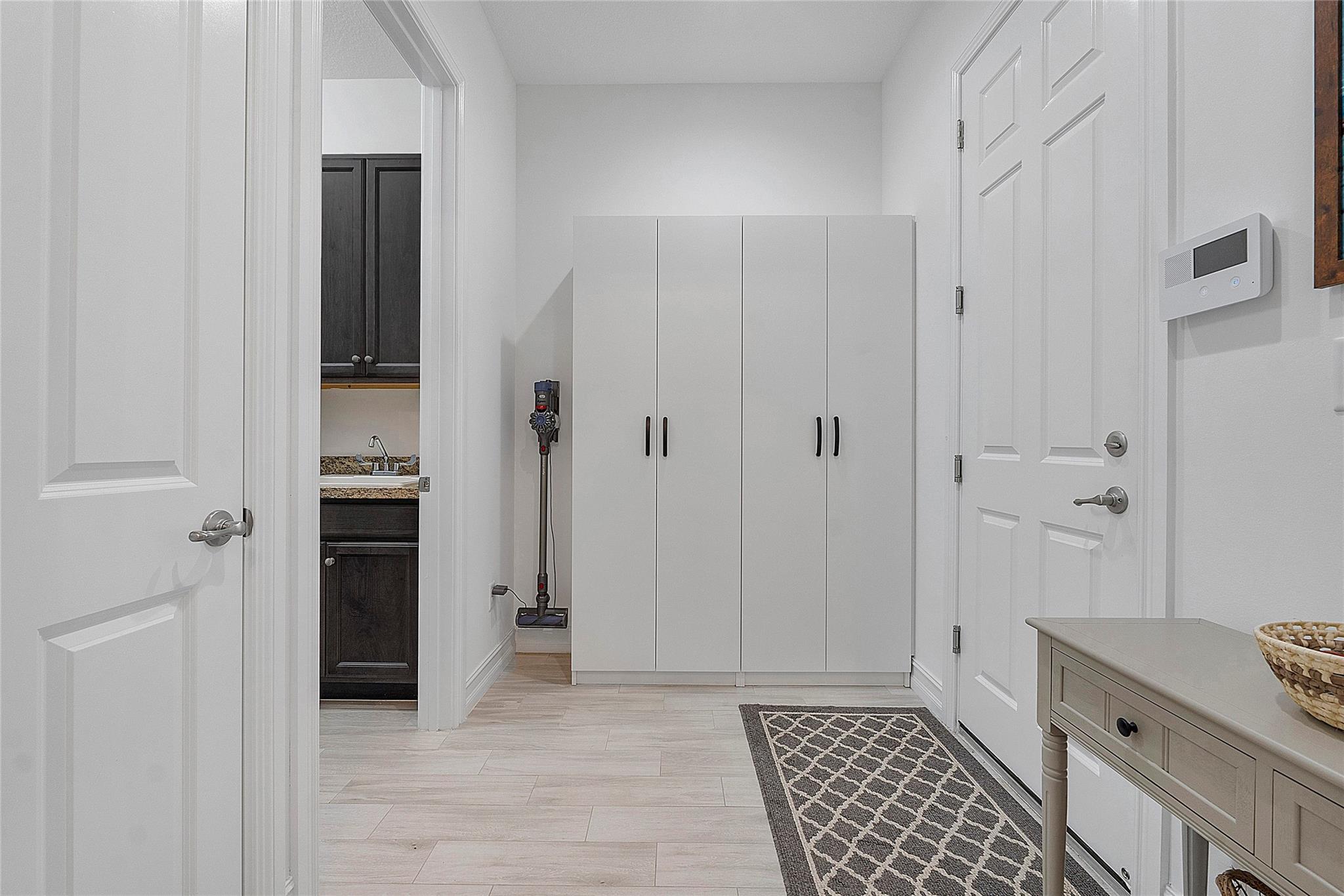 FOUR SEASONS - Residential