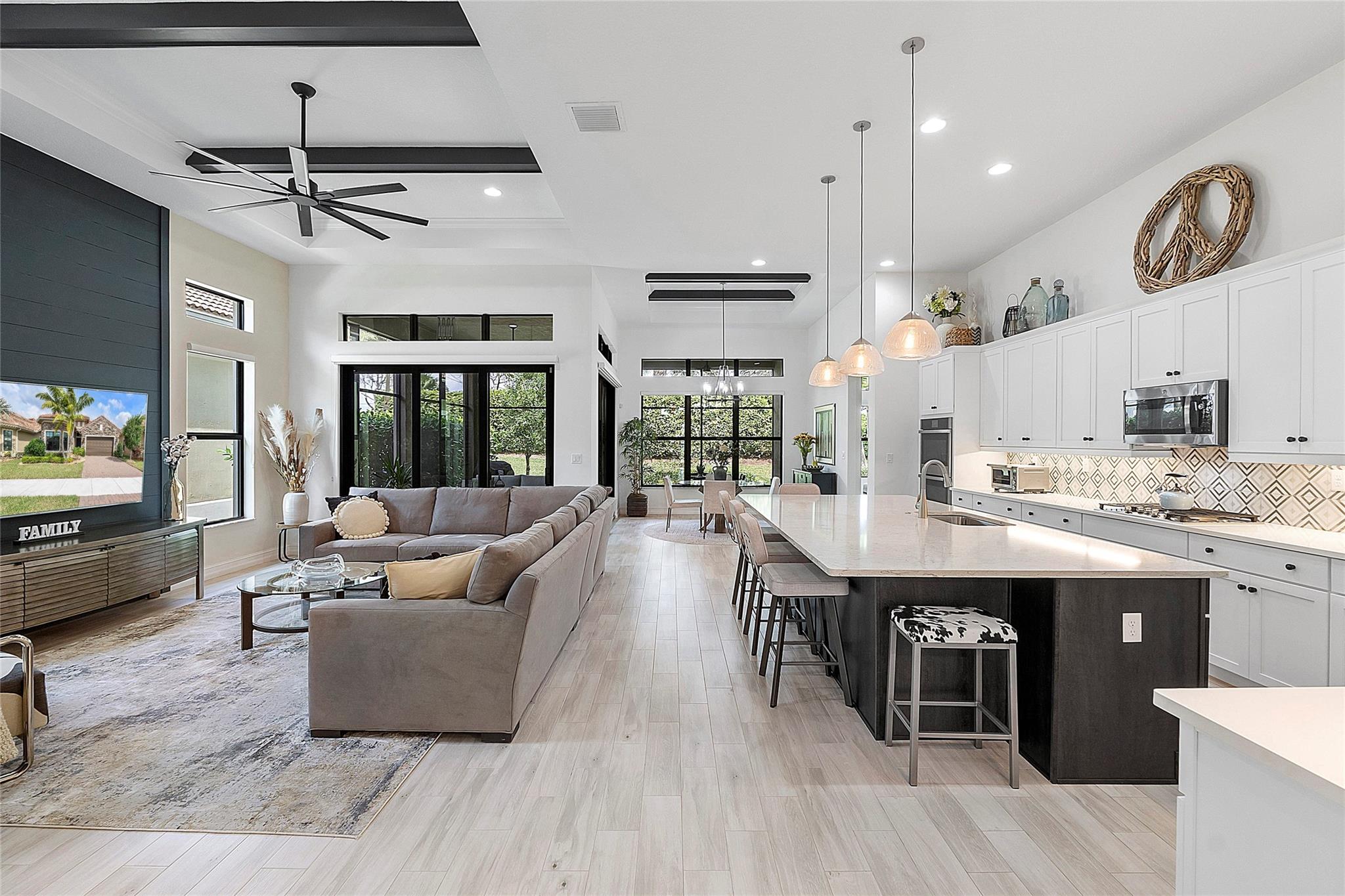 FOUR SEASONS - Residential
