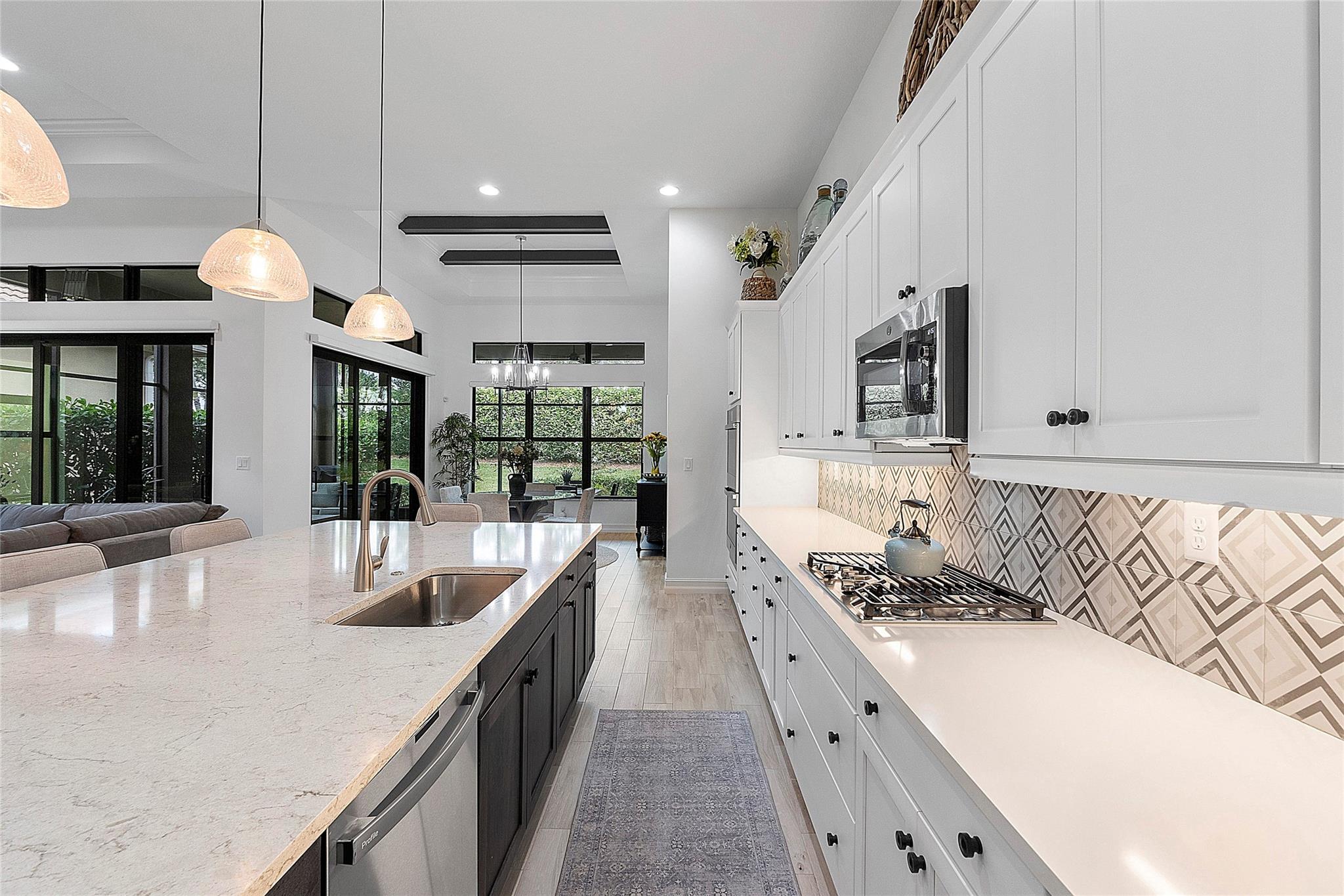 FOUR SEASONS - Residential