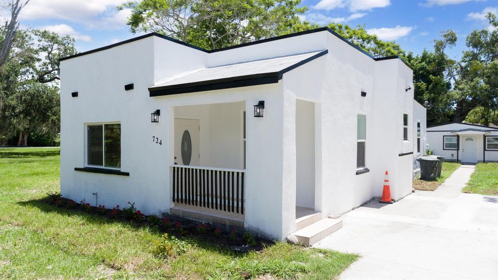 Photo of 724 S 11th Street, Fort Pierce, FL 34950 (MLS # R10998382)
