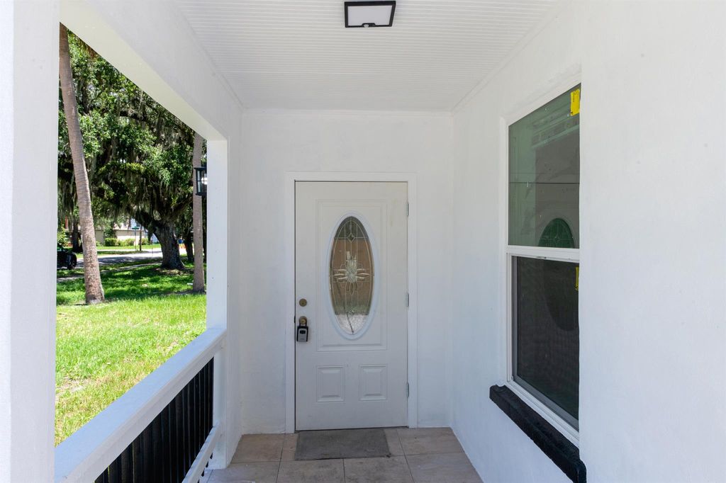 Photo of 724 S 11th Street, Fort Pierce, FL 34950 (MLS # R10998382)