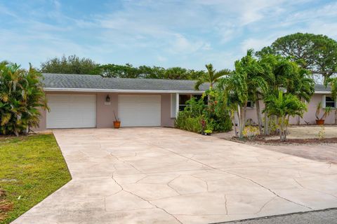 Photo of 18989 SE Hillcrest Drive, Jupiter, FL 33469 (MLS # R11067143)