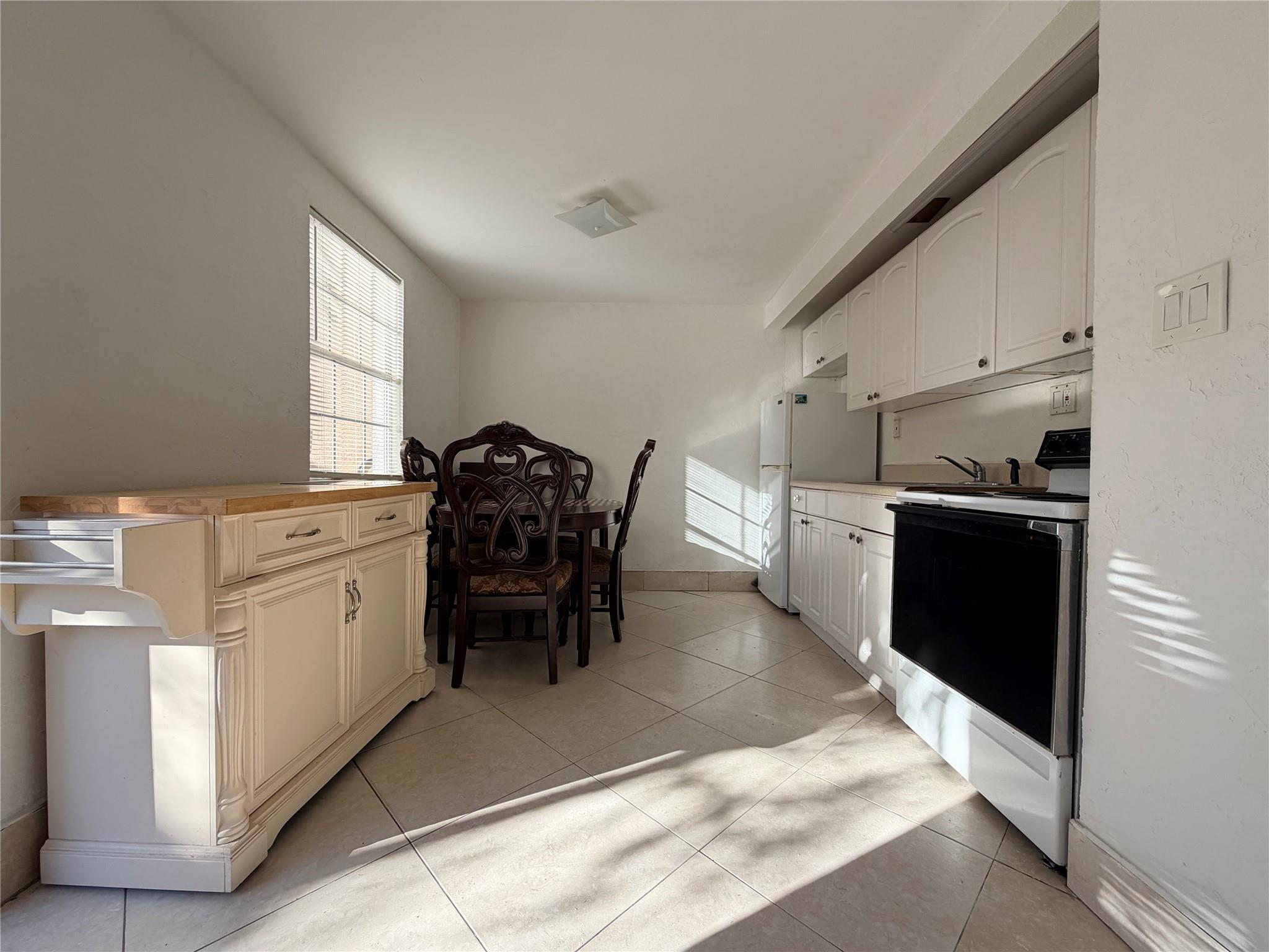 Hollywood 1-21 B - Residential Lease