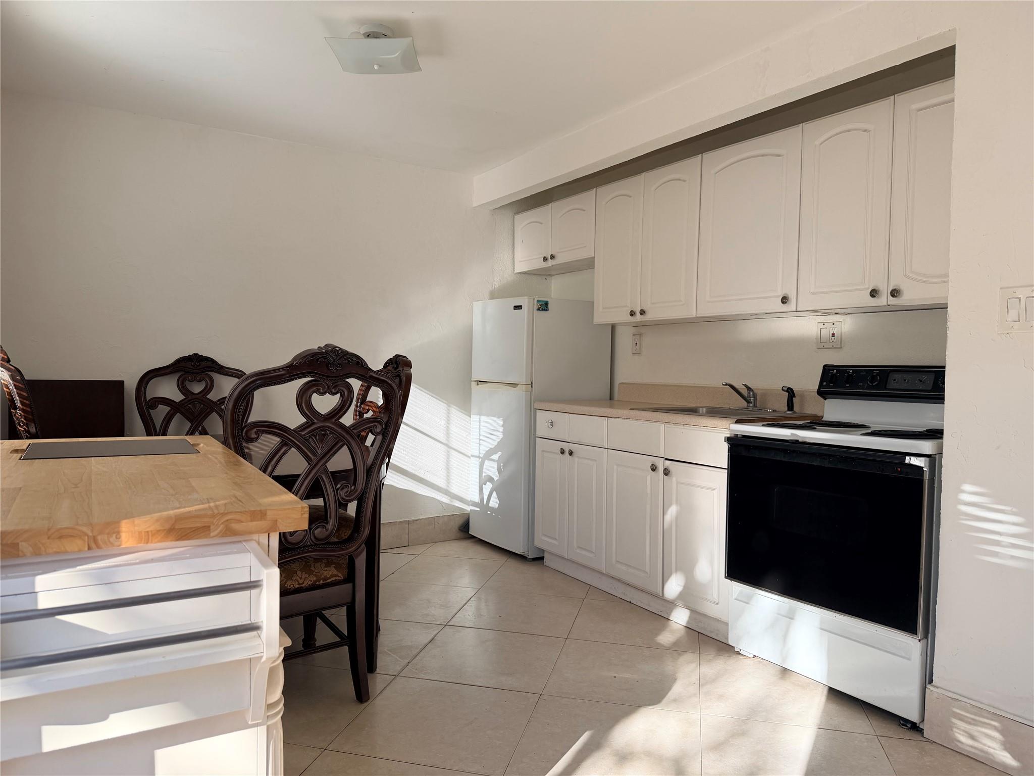 Hollywood 1-21 B - Residential Lease