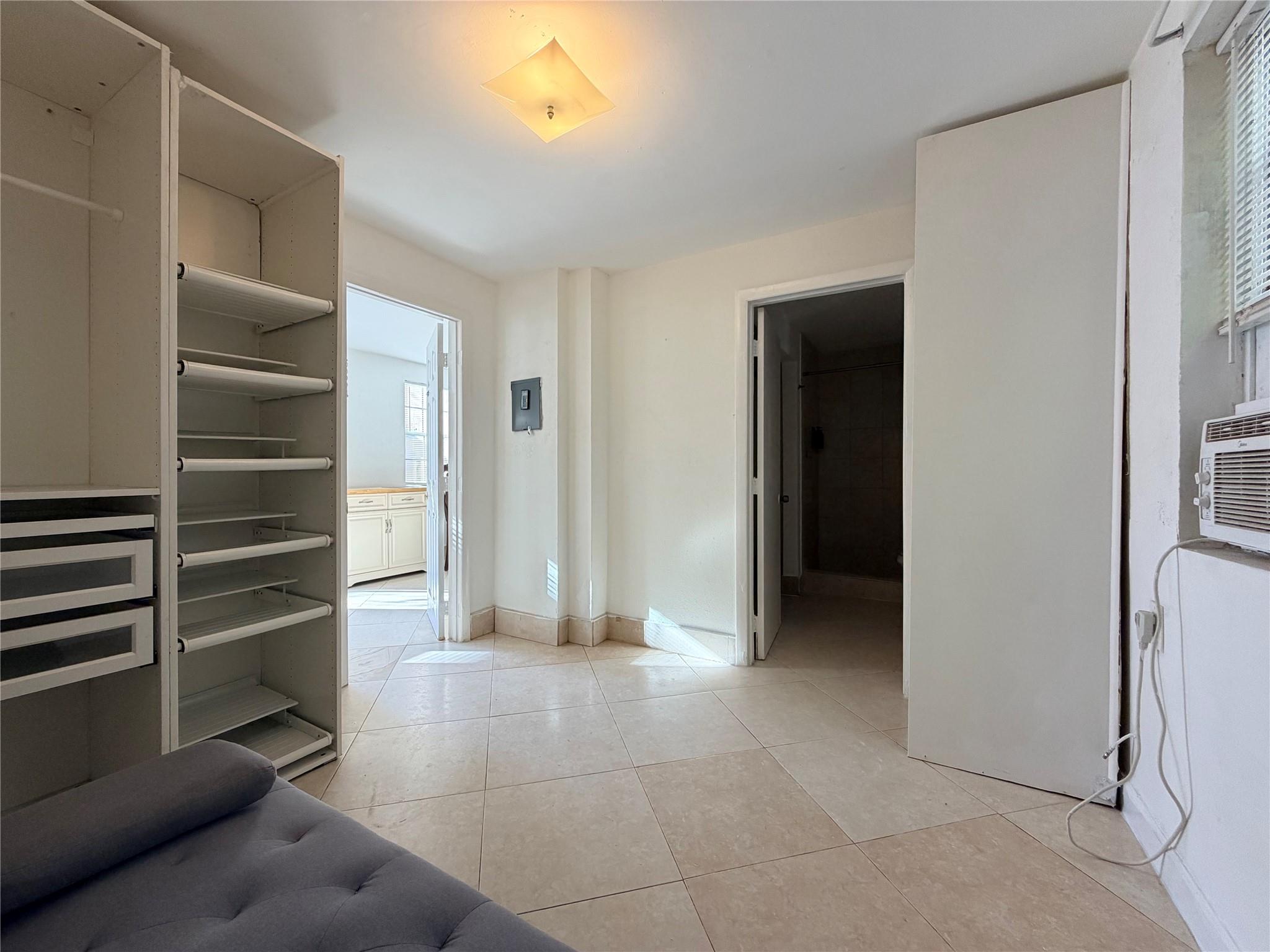 Hollywood 1-21 B - Residential Lease