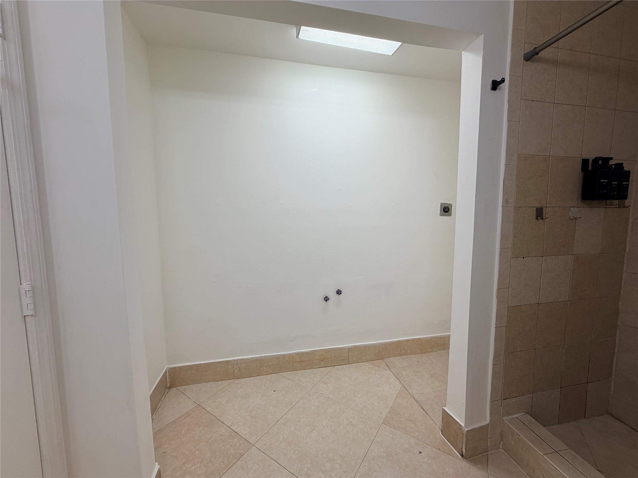 Hollywood 1-21 B - Residential Lease