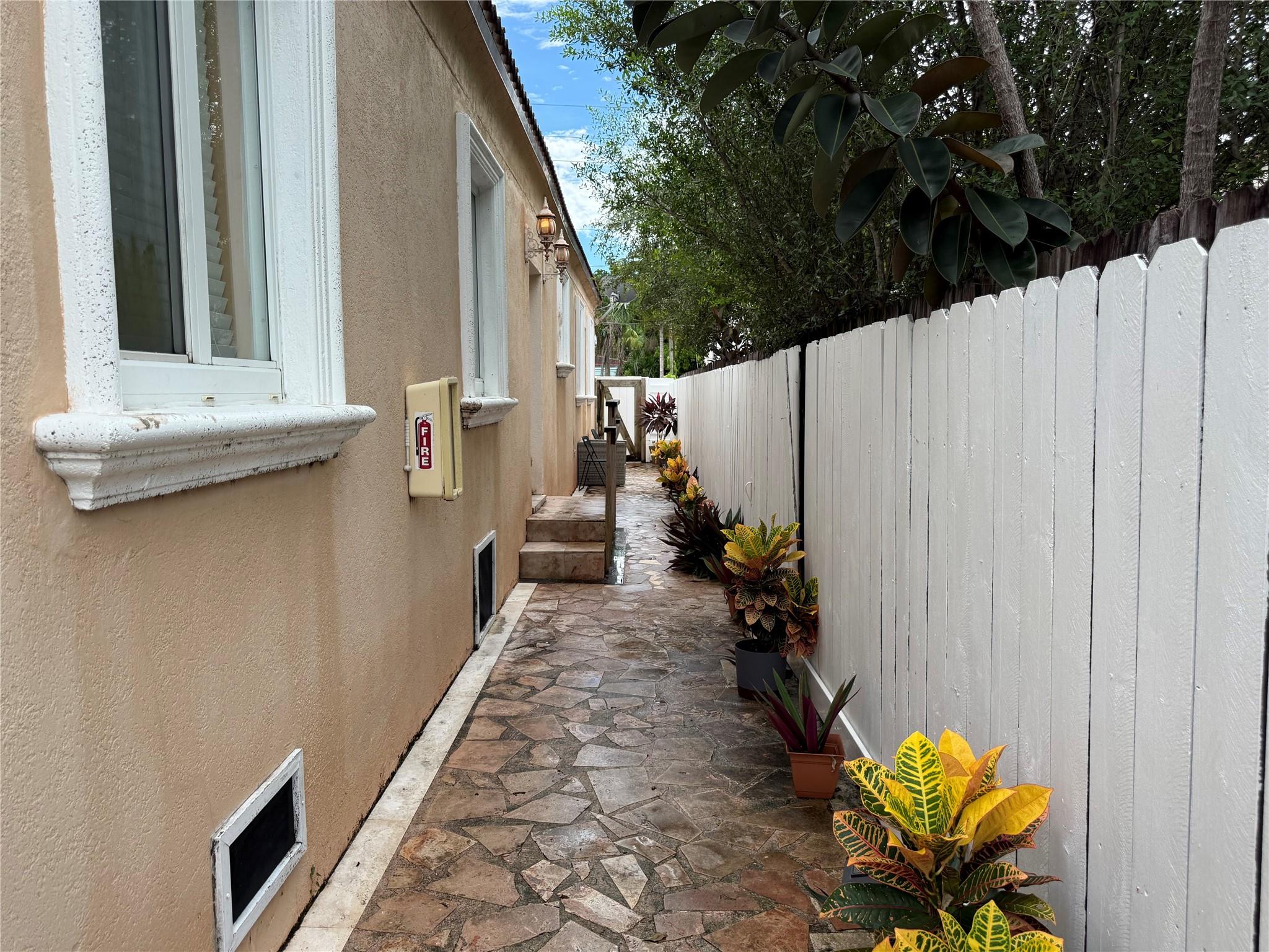 Hollywood 1-21 B - Residential Lease