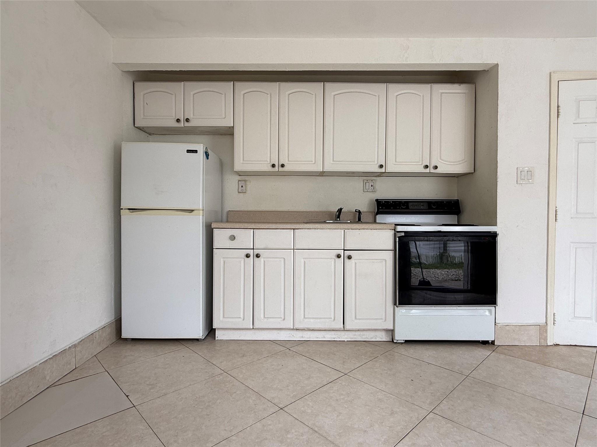 Hollywood 1-21 B - Residential Lease