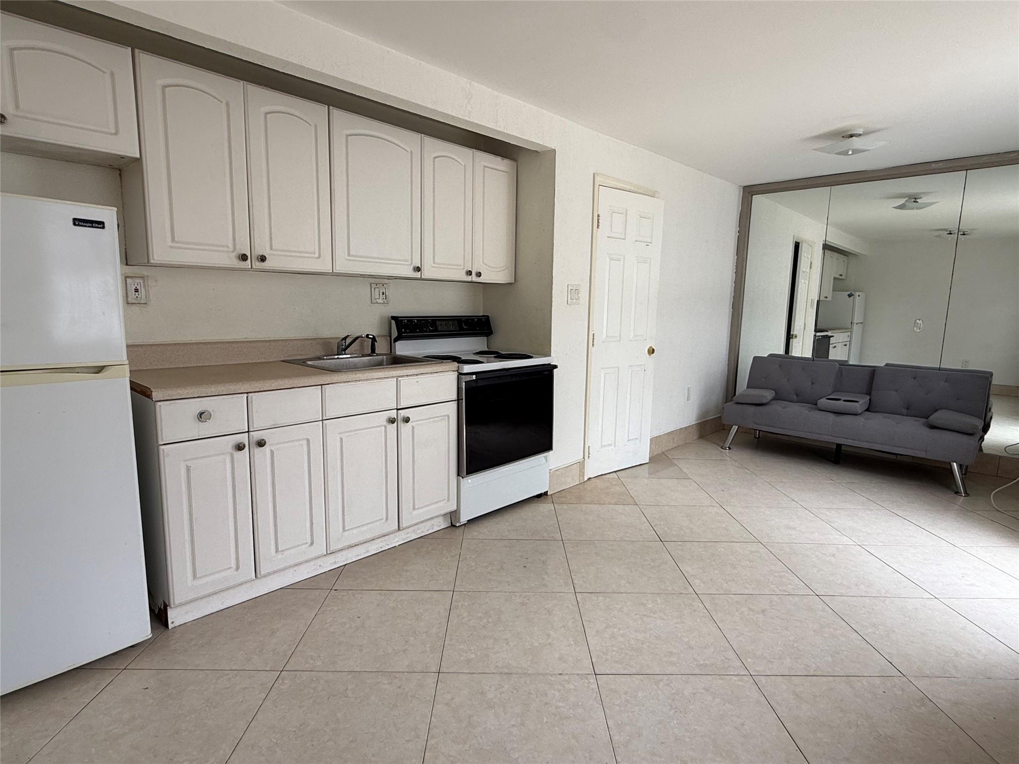 Hollywood 1-21 B - Residential Lease