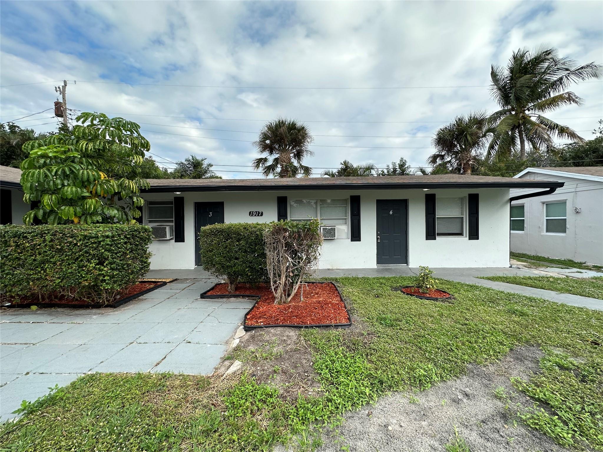This charming 1 bedroom/ 1 bathroom has been updated to accommodate your taste! Great location, close to shopping and main roads. Move in by year-end and start your New Year at a new address! Water is included.