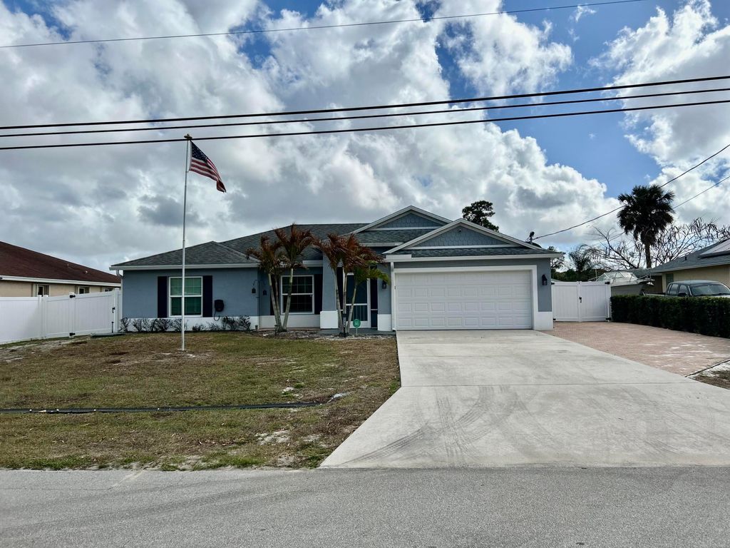 Photo of 1114 SW Bellevue Avenue, Port Saint Lucie, FL 34953 (MLS # B26001044)