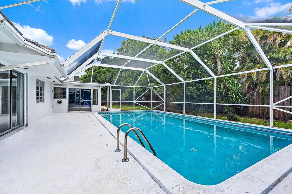 Photo of 4235 Hickory Drive, Palm Beach Gardens, FL 33418 (MLS # R10977369)