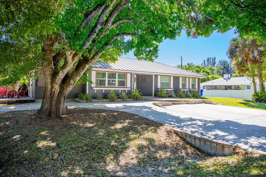 Photo of 6095 7TH Street, Vero Beach, FL 32968 (MLS # B26057284)