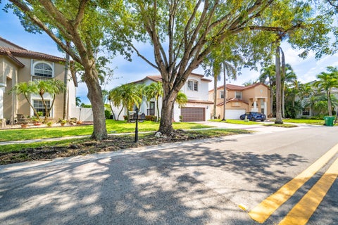 Photo of 18438 NW 11TH Street, Pembroke Pines, FL 33029 (MLS # B26090063)